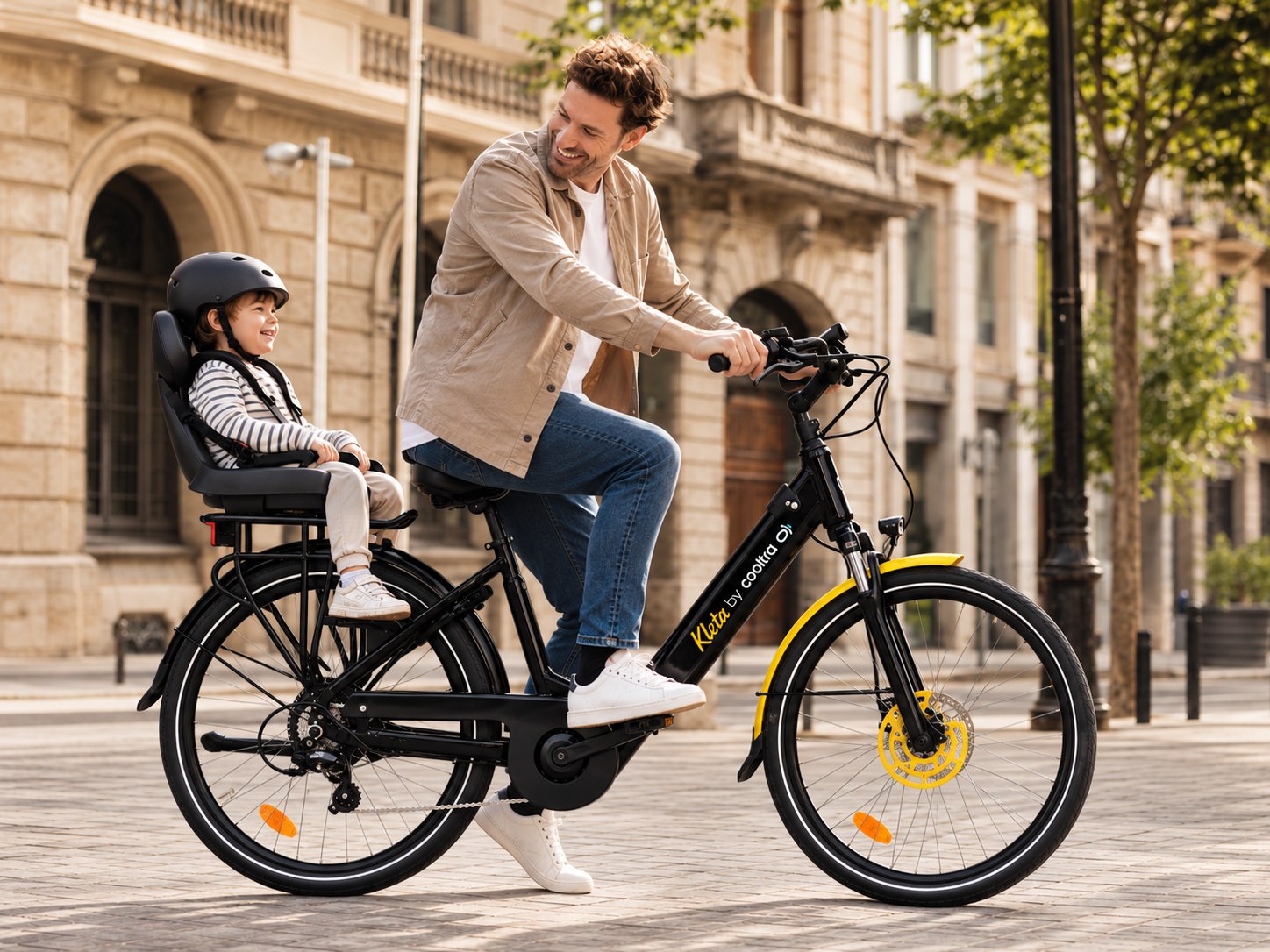 Padre e hijo con la eKleta Plus en Barcelona